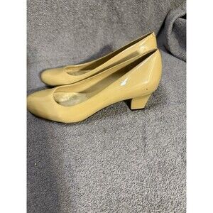 Trotters Classic Gigi Nude Low Heel Pumps Size 8